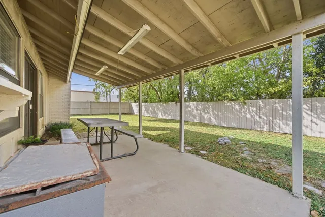 a view of a backyard