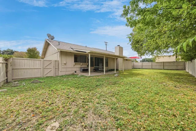 a view of a backyard