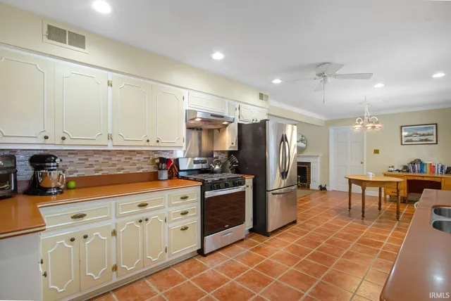 $284,900 | 1200 South Burkhardt Road, Evansville, IN 47715