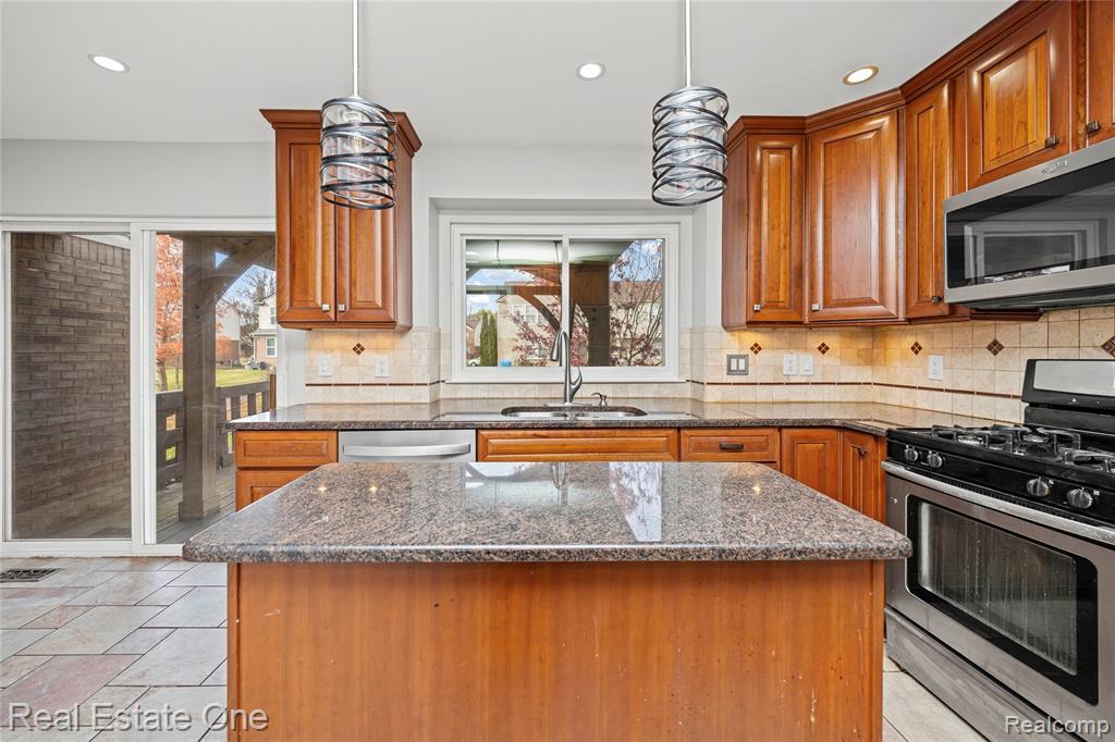 4648 Pond Run Canton, MI 48188 - Photo 10 of 47