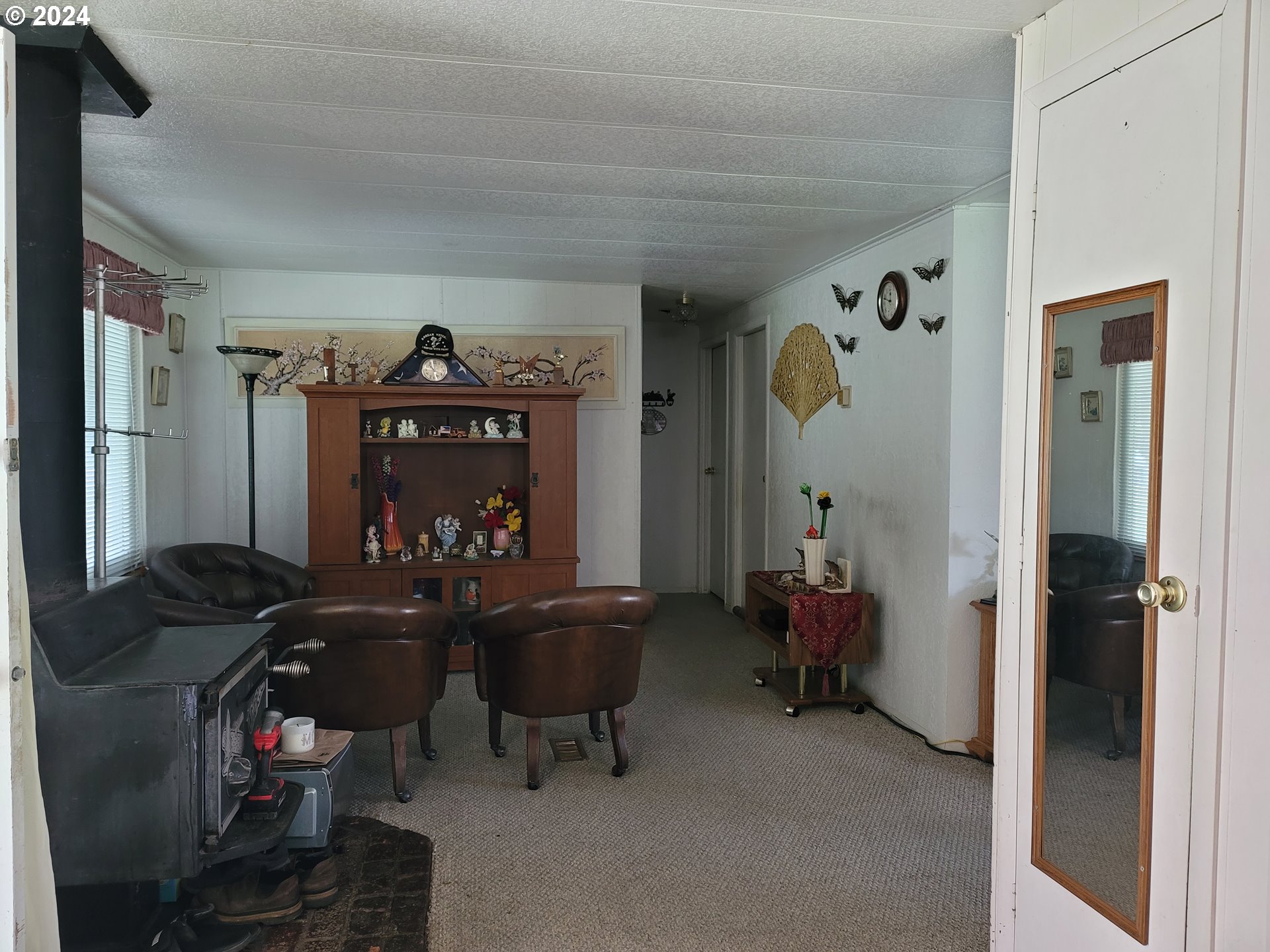 449 Evergreen Ridge Road Riddle, OR 97469 - Photo 5 of 21 a view of a livingroom with furniture and furniture