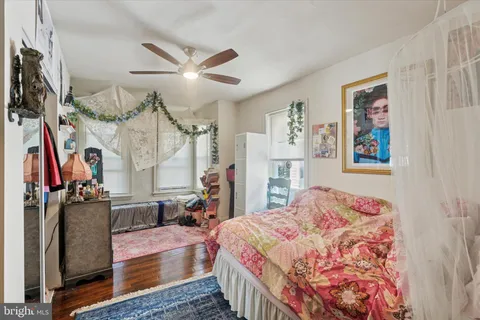 a bedroom with bed and a mirror