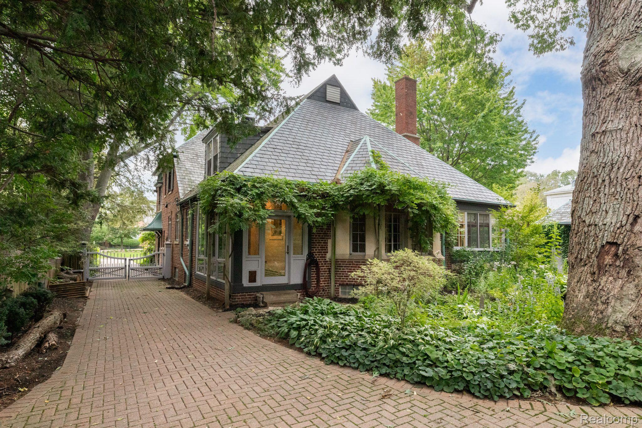 225 Touraine Road Grosse Pointe, MI 48236 - Photo 8 of 57 Gallery Image 8