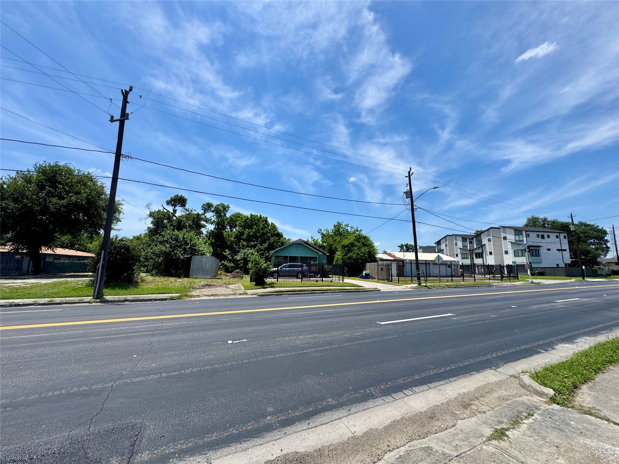 7309 North Main Street Houston, TX 77018 - Photo 6 of 6 a view of a basketball court with a big yard
