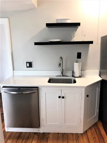 $2,550 | 283 Spring Street, Unit 2, Newport, RI 02840