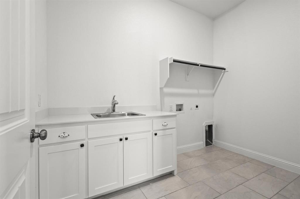 4001 Gentle Creek Lane Nevada, TX 75173 - Photo 18 of 40 a bathroom with a sink and a mirror