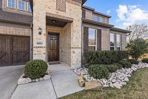 a house view with a outdoor space
