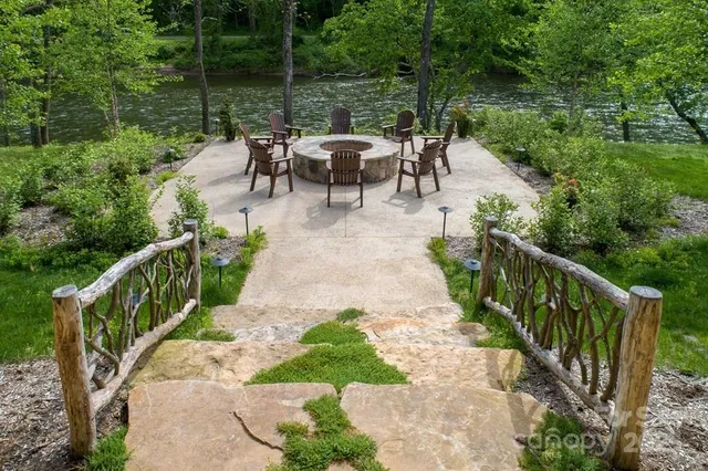 a view of a dinning table and chairs in patio
