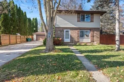 $1,595 | 137 South Judge Drive, Saukville, WI 53080