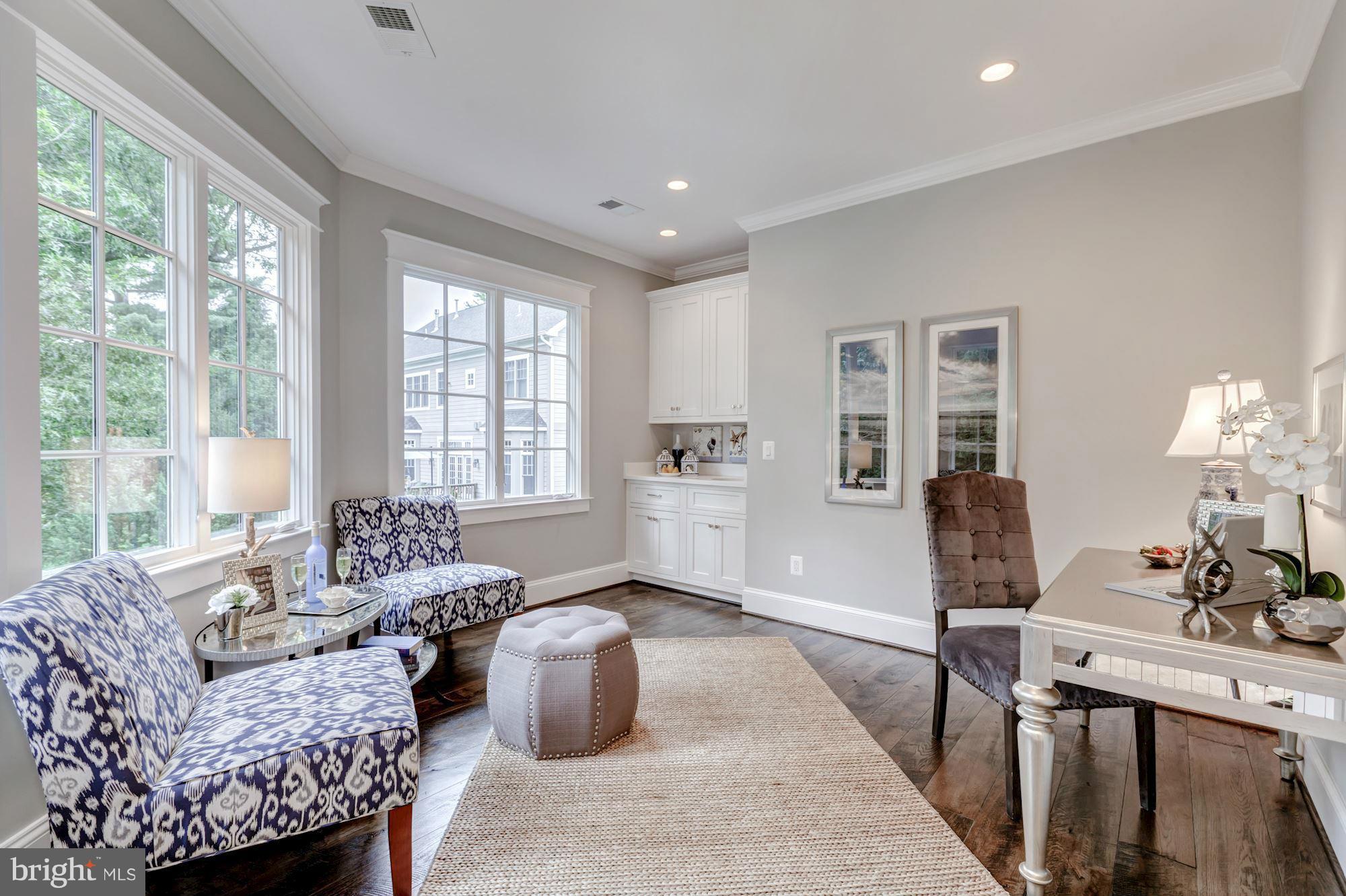 1600 Brookside Road McLean, VA 22101 - Photo 17 of 29 Sitting Room w/ built-in bkfst bar w/sink, granite
