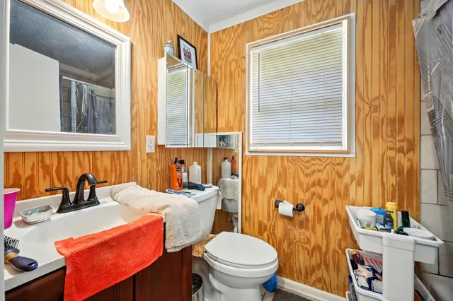 a view of a pathway with house on both side