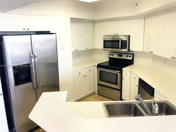 $4,700 | 1800 Sunset Harbour Drive, Unit 811, Miami Beach, FL 33139