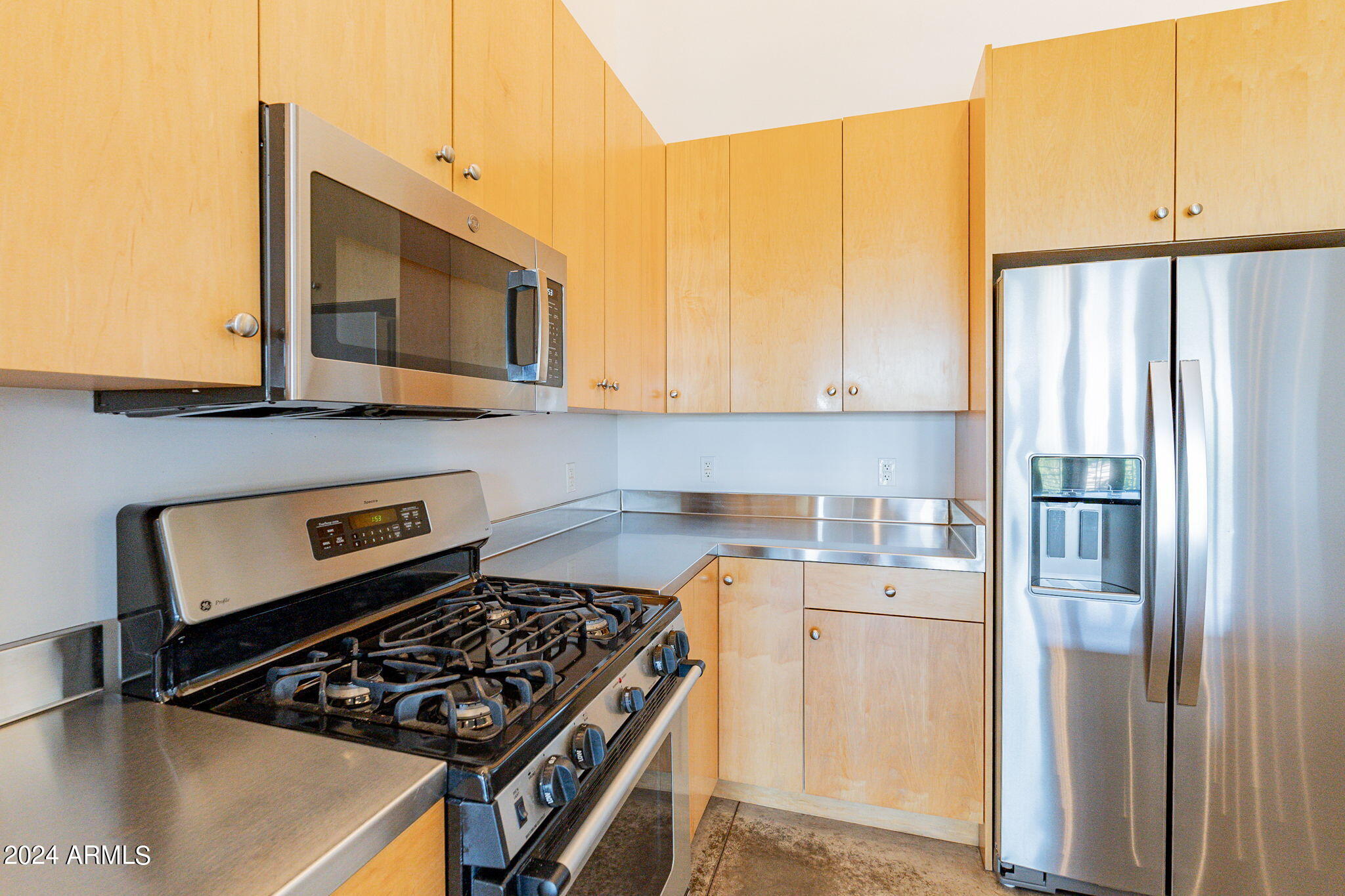 914 East Osborn Road, Unit 416 Phoenix, AZ 85014 - Photo 21 of 44 a kitchen with a stove and a microwave