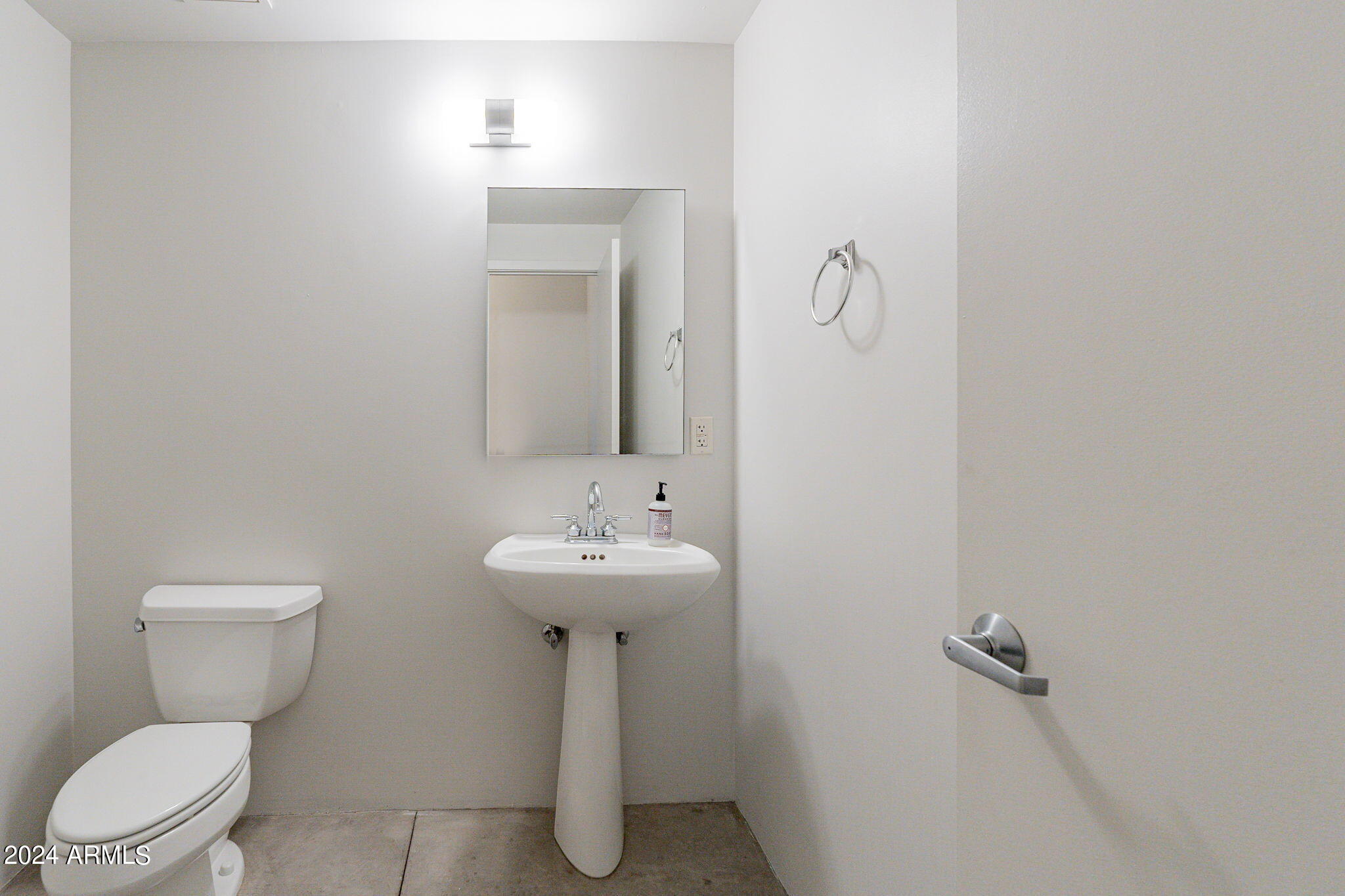 914 East Osborn Road, Unit 416 Phoenix, AZ 85014 - Photo 24 of 44 a bathroom with a toilet sink and mirror