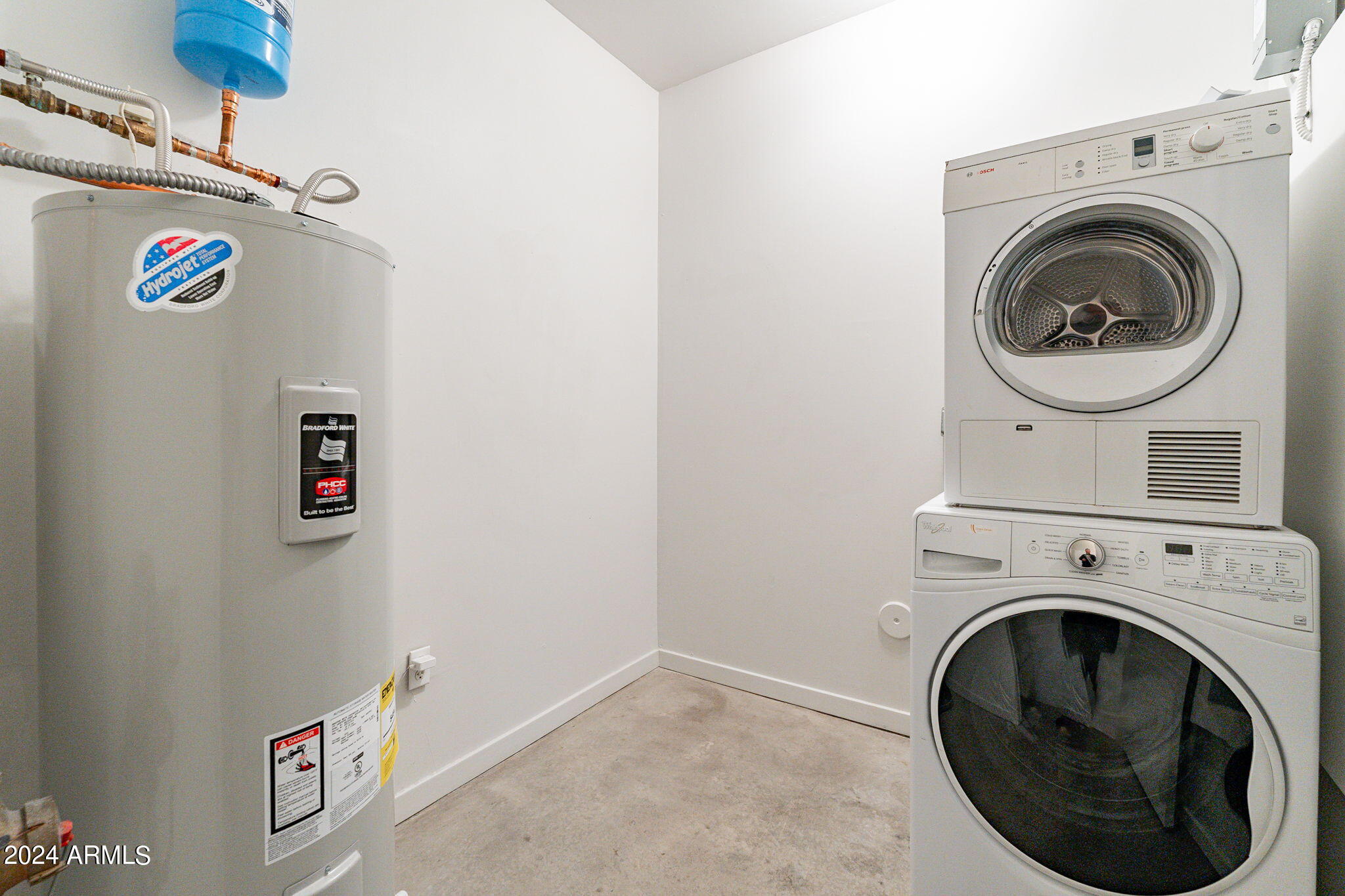 914 East Osborn Road, Unit 416 Phoenix, AZ 85014 - Photo 35 of 44 a utility room with dryer and washer