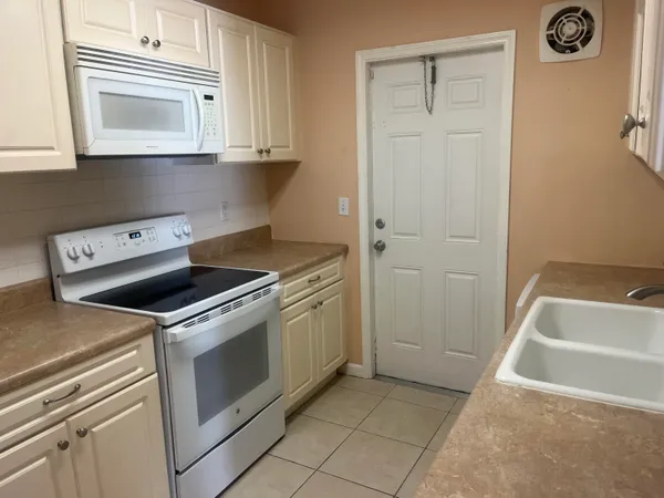 $2,240 | 327 Ocean Breeze, Unit 1, Lake Worth Beach, FL 33460