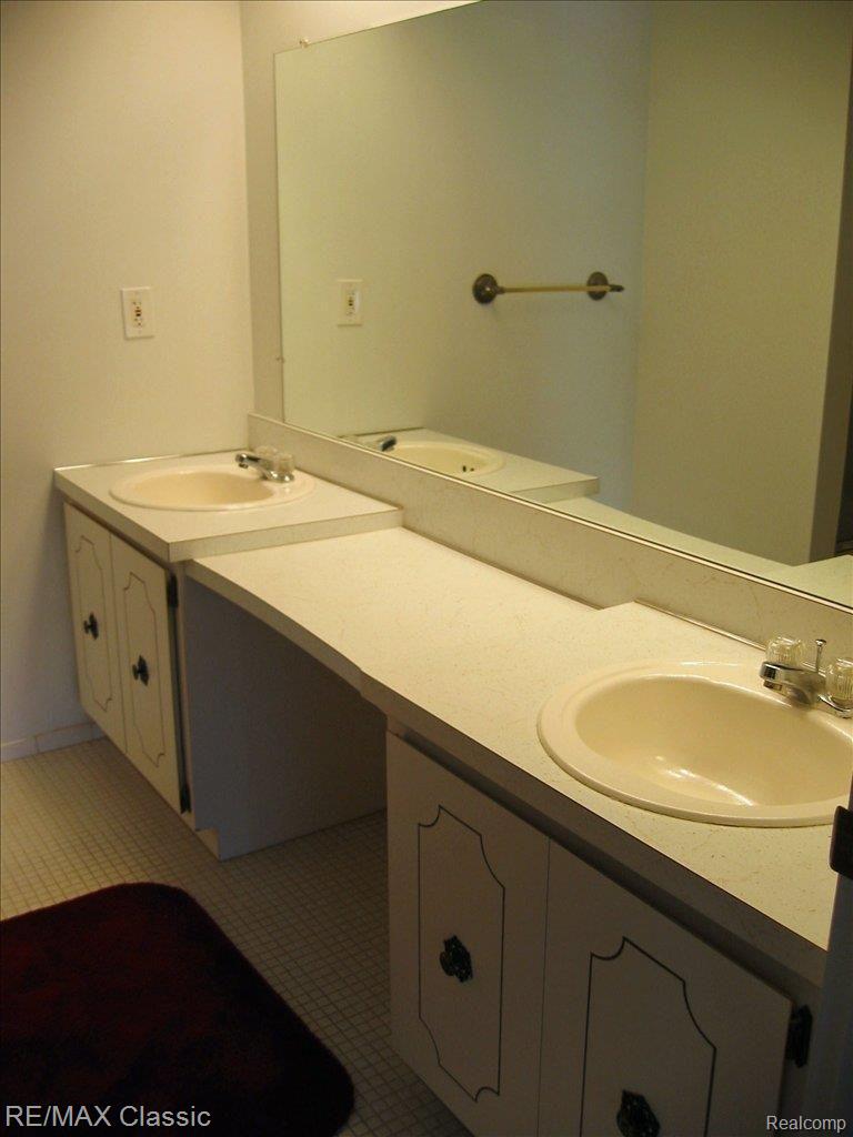 8688 Common Road Warren, MI 48093 - Photo 6 of 7 Main Bath