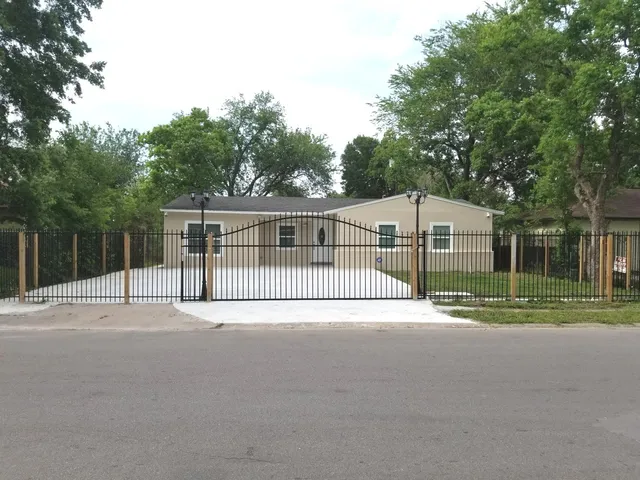 $975 | 5631 Belarbor Street, Houston, TX 77033