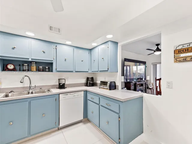 $200,000 | 200 Diplomat Parkway, Unit 424, Hallandale Beach, FL 33009