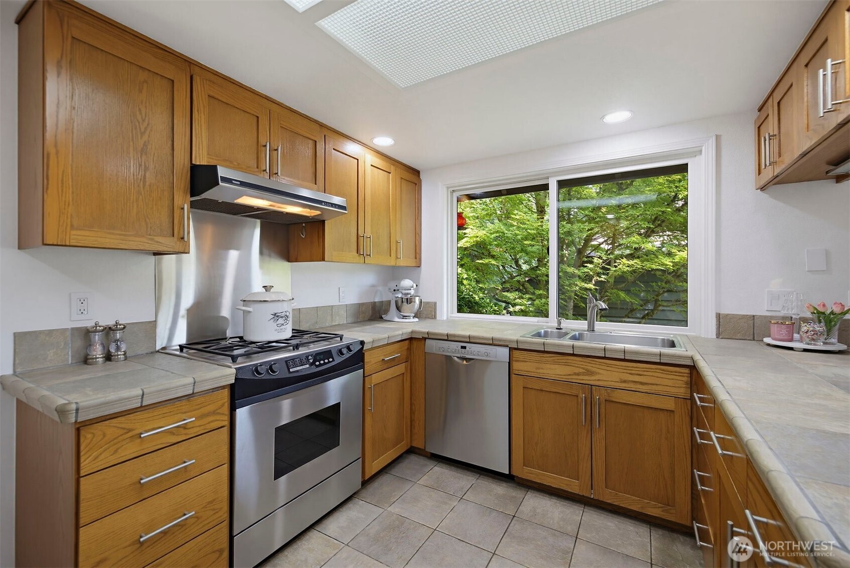 16653 157th Avenue Southeast Renton, WA 98058 - Photo 13 of 38