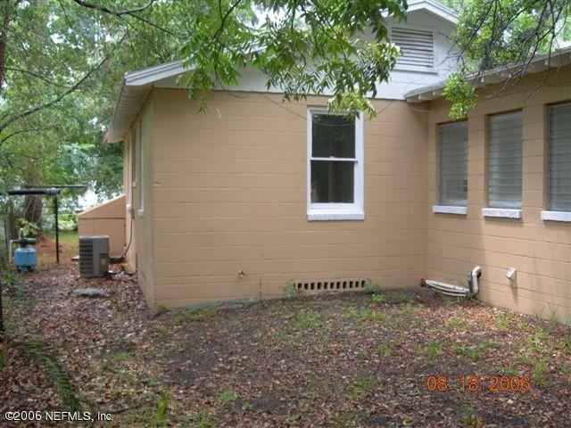1840 Prospect Street Jacksonville, FL 32208 - Photo 7 of 9 a backyard of a house