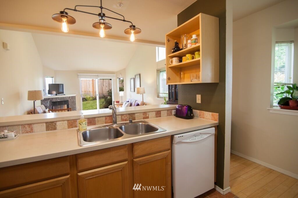 475 Queen Avenue Northeast, Unit 101 Renton, WA 98056 - Photo 3 of 22 Gallery Image 3