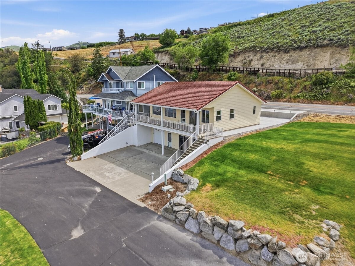 1496 South Lakeshore Road Chelan, WA 98816 - Photo 2 of 40