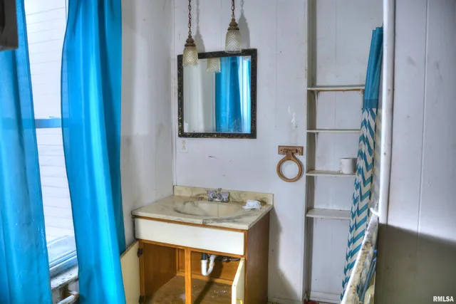 $30,000 | 425 North Jackson Street, Bushnell, IL 61422