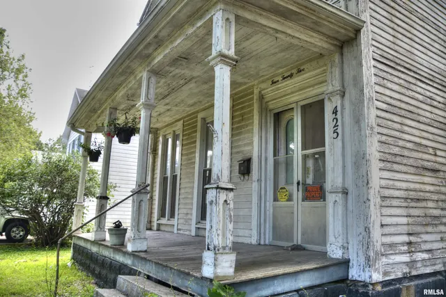 $30,000 | 425 North Jackson Street, Bushnell, IL 61422