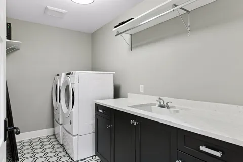 $985,000 | 222 Ferndale Road South, Unit 208, Wayzata, MN 55391