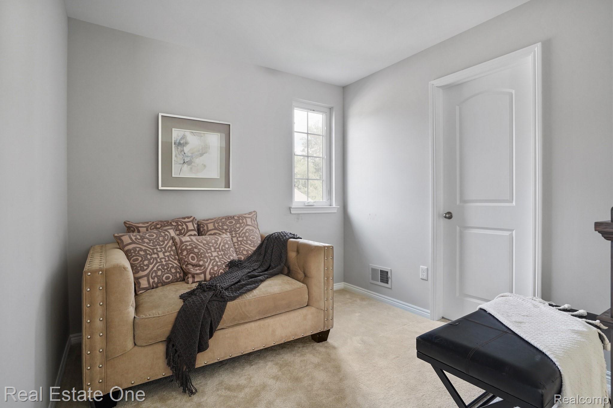 3856 Somerset Circle Rochester, MI 48309 - Photo 12 of 27 Seating area.jpg