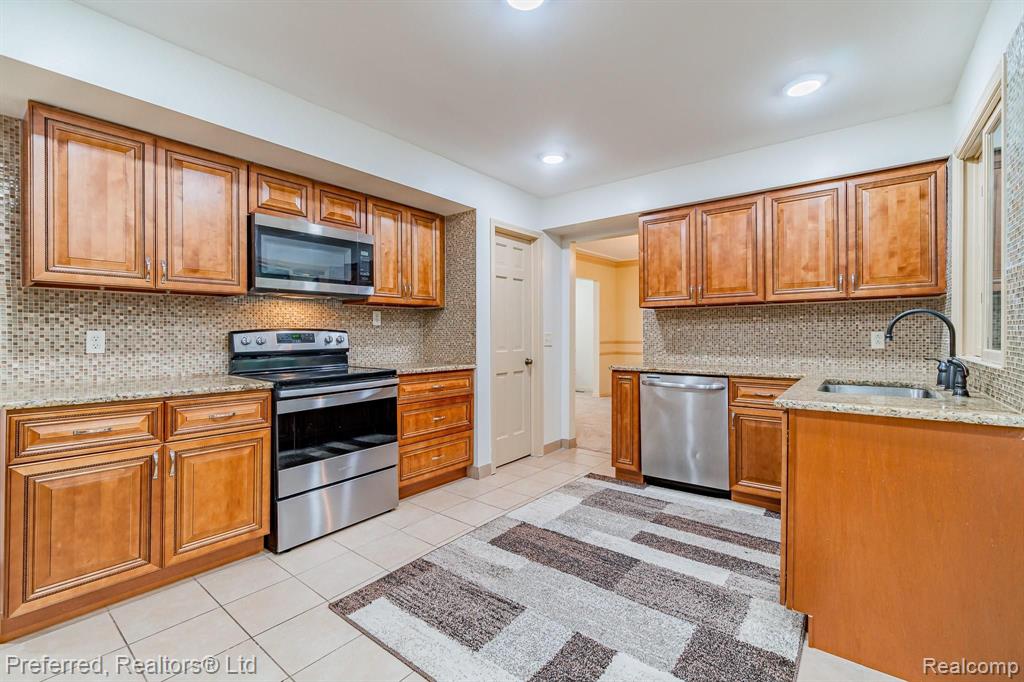 30210 High Valley Road Farmington Hills, MI 48331 - Photo 15 of 40