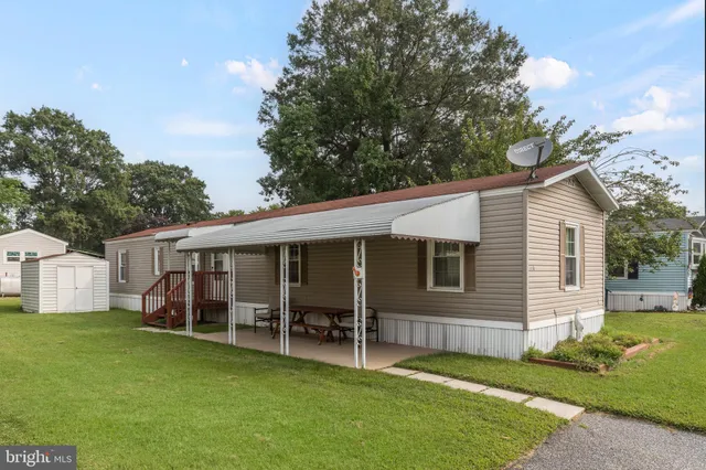 a view of a house with backyard and porch