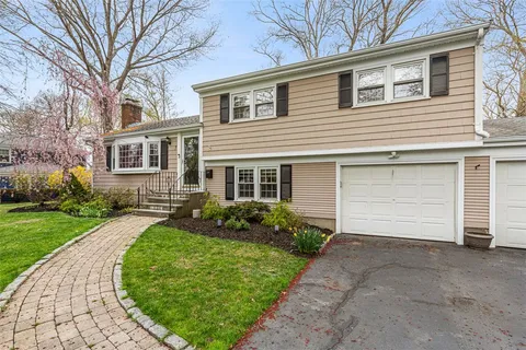 $899,000 | 7 Meadowbrook Drive, Barrington, RI 02806