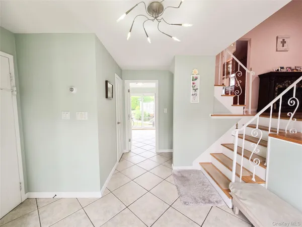 $1,100,000 | 24 Edna Drive, Syosset, NY 11791