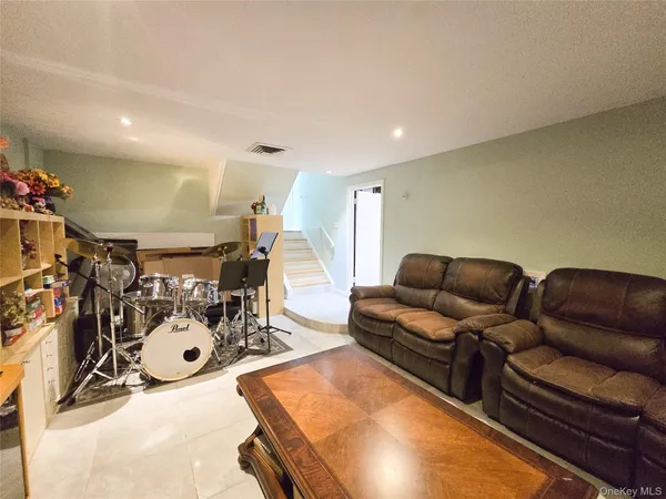 $1,100,000 | 24 Edna Drive, Syosset, NY 11791