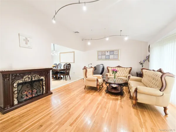 $1,100,000 | 24 Edna Drive, Syosset, NY 11791