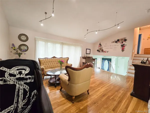 $1,100,000 | 24 Edna Drive, Syosset, NY 11791