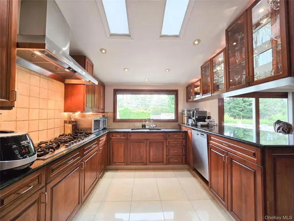 $1,100,000 | 24 Edna Drive, Syosset, NY 11791