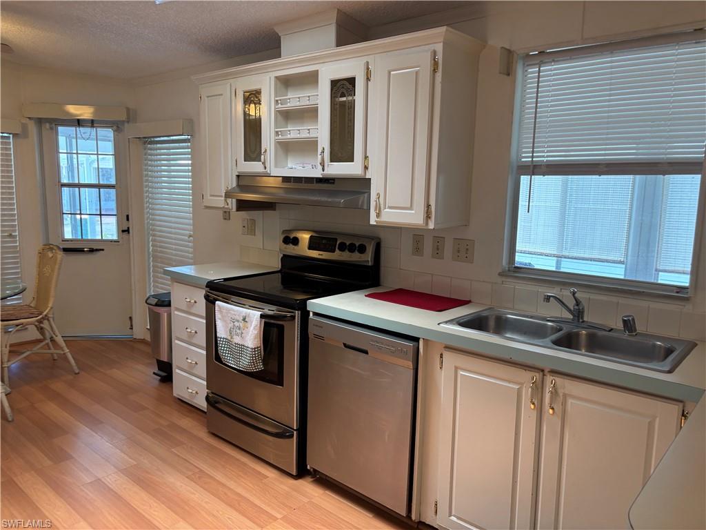 49 Turquoise Avenue, Unit 49T Naples, FL 34114 - Photo 10 of 29 a kitchen that has a sink and a stove