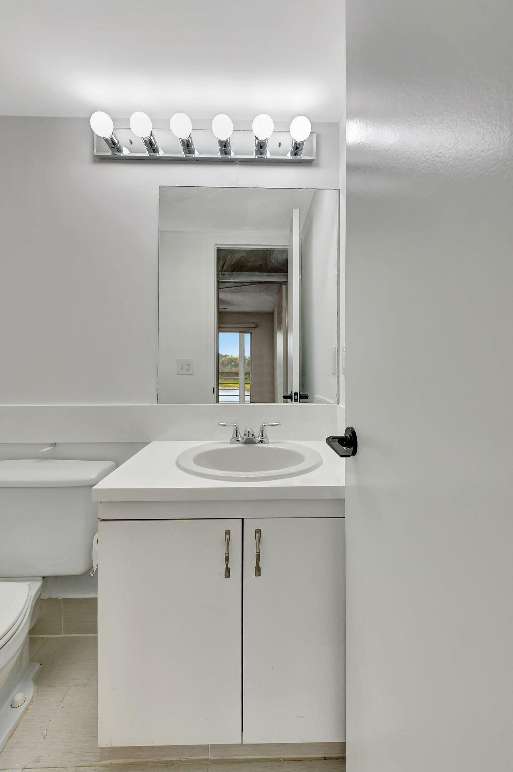 2074 Exeter, Unit 2074E Boca Raton, FL 33434 - Photo 21 of 66 Guest Bathroom