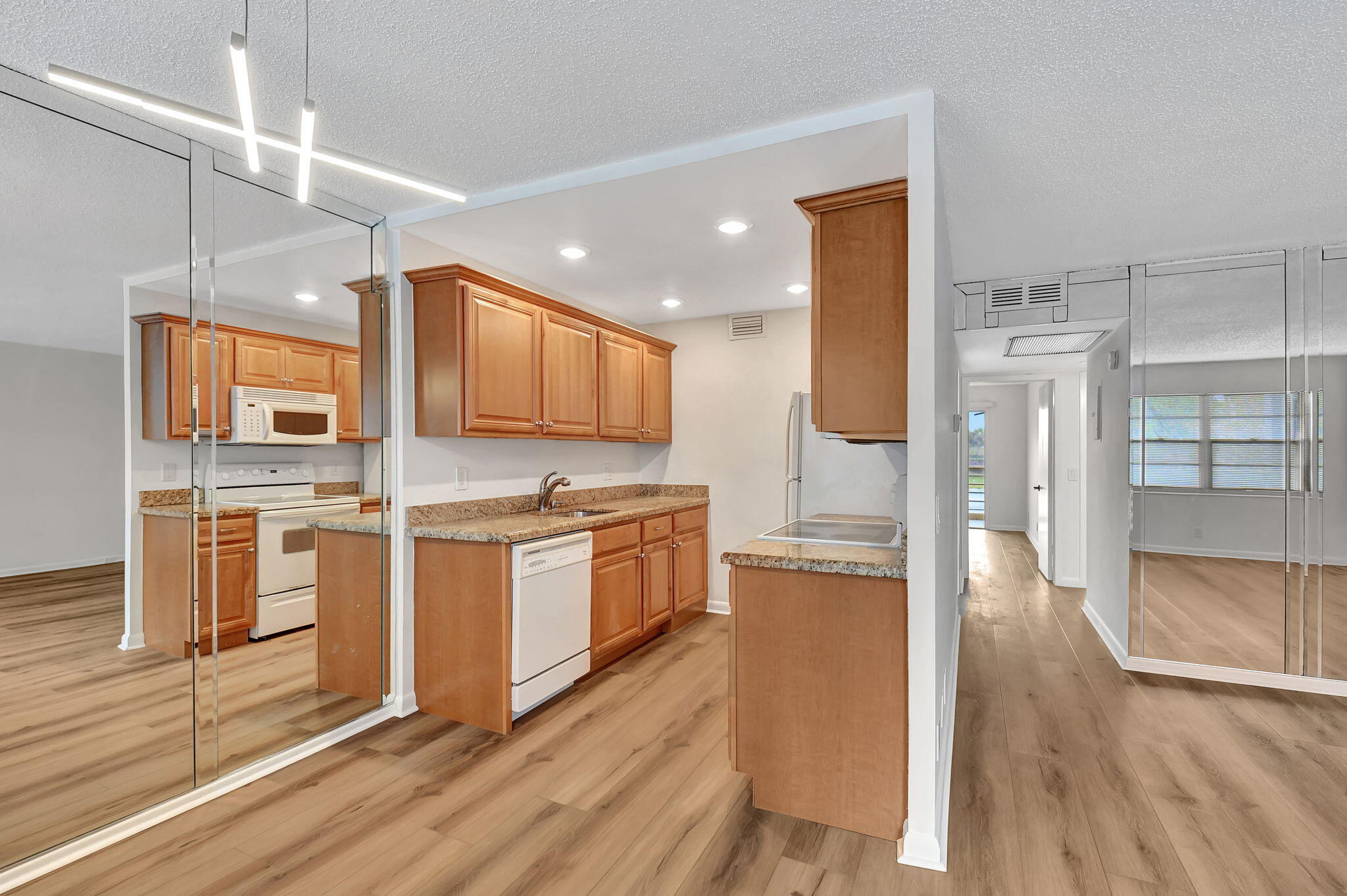 2074 Exeter, Unit 2074E Boca Raton, FL 33434 - Photo 7 of 66 /Living Room