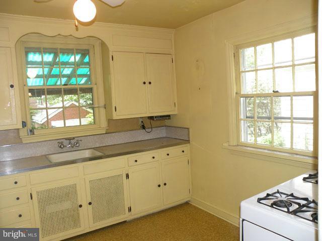 2804 Ridge Rd Drive Alexandria, VA 22302 - Photo 10 of 25 Kitchen