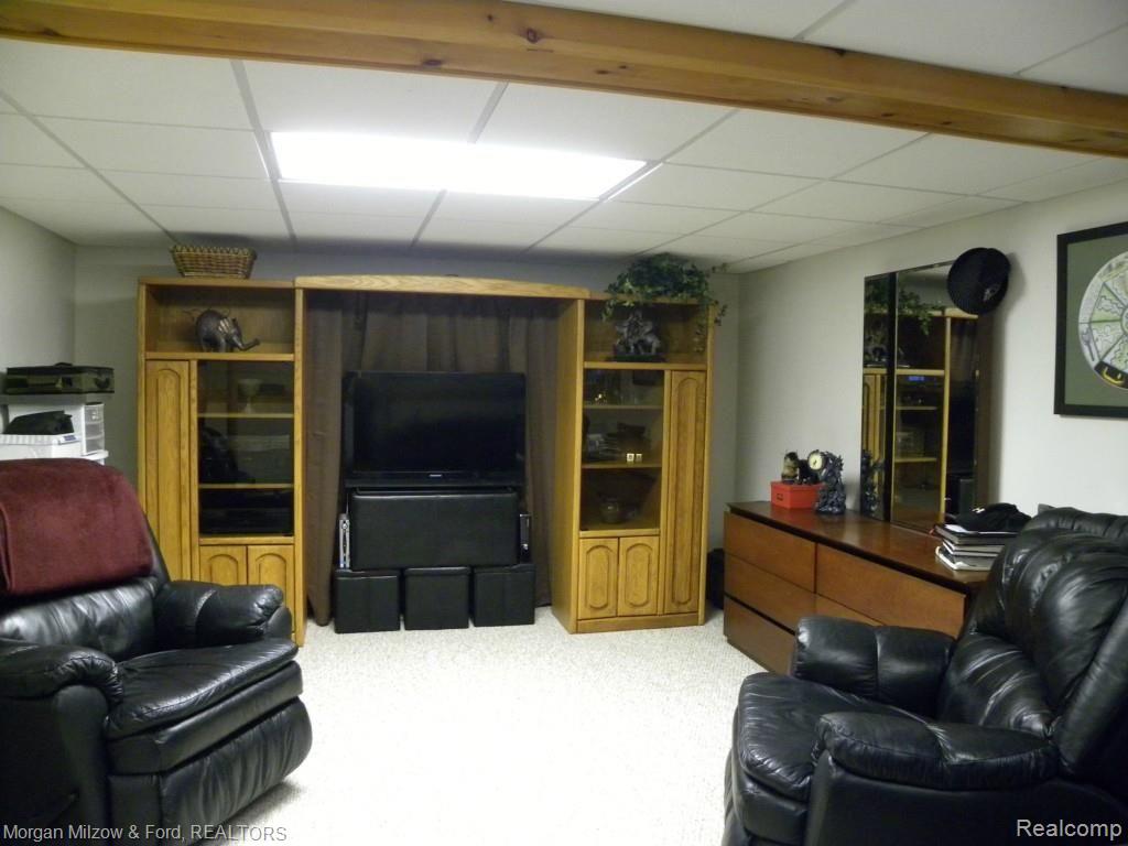 3217 Mann Road Waterford, MI 48329 - Photo 29 of 32 30 Family Room.jpg