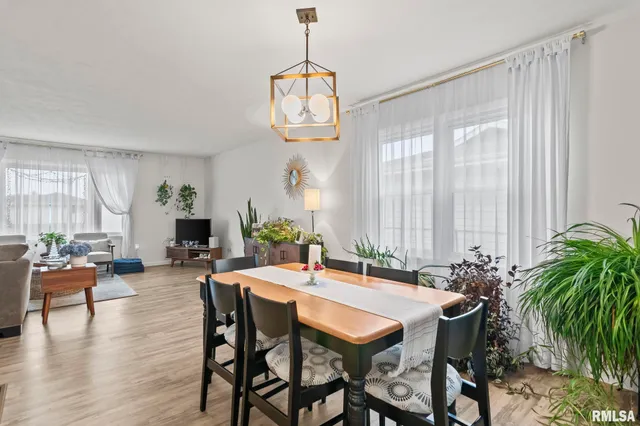 $210,000 | 614 East Walnut Street, Chatham, IL 62629