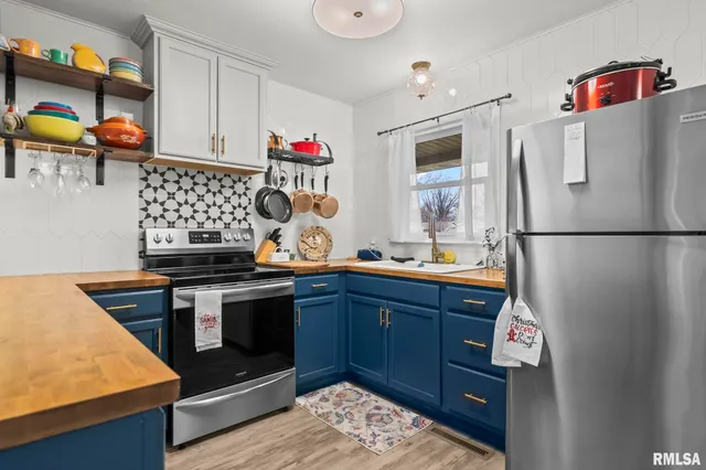 $210,000 | 614 East Walnut Street, Chatham, IL 62629