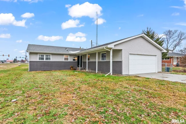 $210,000 | 614 East Walnut Street, Chatham, IL 62629