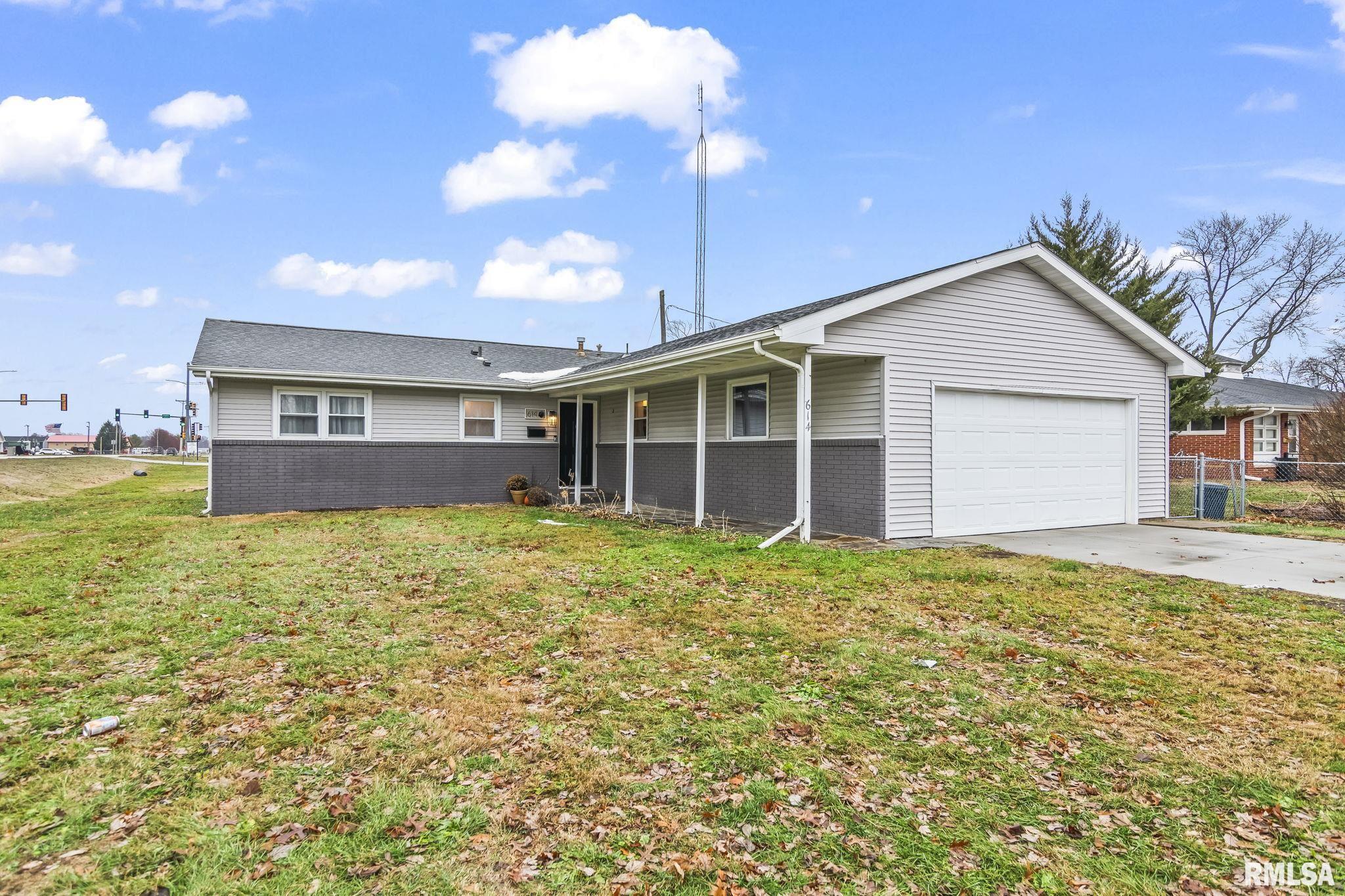 614 East Walnut Street Chatham, IL 62629 - Photo 2 of 38