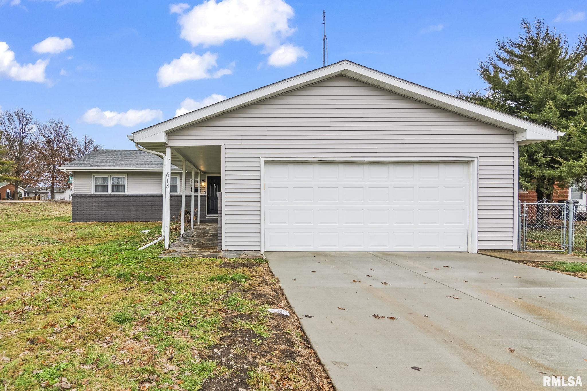 614 East Walnut Street Chatham, IL 62629 - Photo 3 of 38