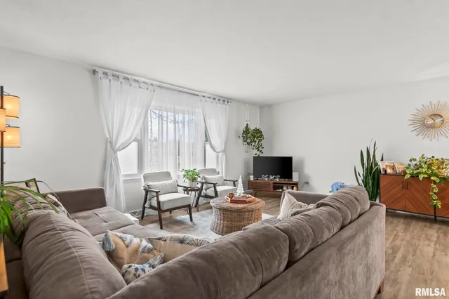 $210,000 | 614 East Walnut Street, Chatham, IL 62629